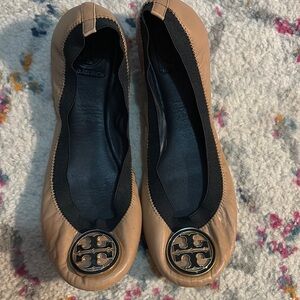 🌟Tory Burch Tan and Black Flats with Gold Medallion✨✨✨